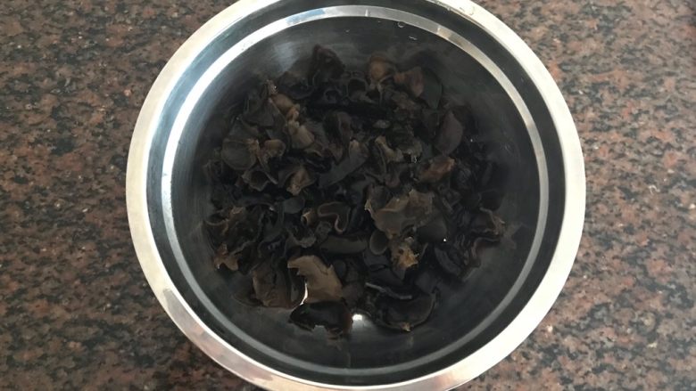 油泼饭捂茄子拌木耳,捞出煮好的黑木耳,控干水分,备用