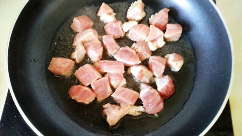 咖喱牛肉饭,油温六成热,放入牛肉