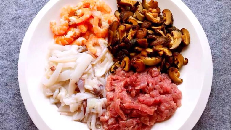 福州炒线面,鱿鱼撕掉外面那层膜,洗净切条,瘦肉洗净切肉丝,香菇浸泡好切小块,虾去皮