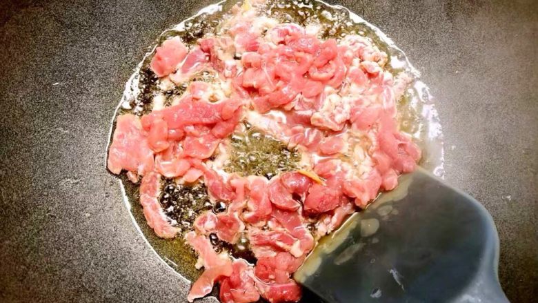 福州炒线面,锅里放入少许油,放入肉丝翻炒至变色