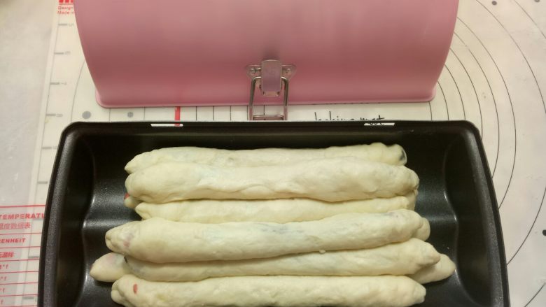豹纹吐司,十份面团都做好后放入阳晨450克心形吐司盒里,盖上盖子进行二发(二发温度不要超过38度)