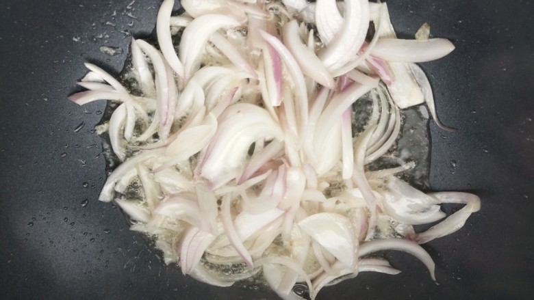 卤肉饭,制作油葱酥,锅中热油,倒入红葱头