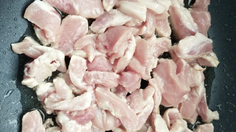 卤肉饭,锅中留点油,放五花肉煸炒出油