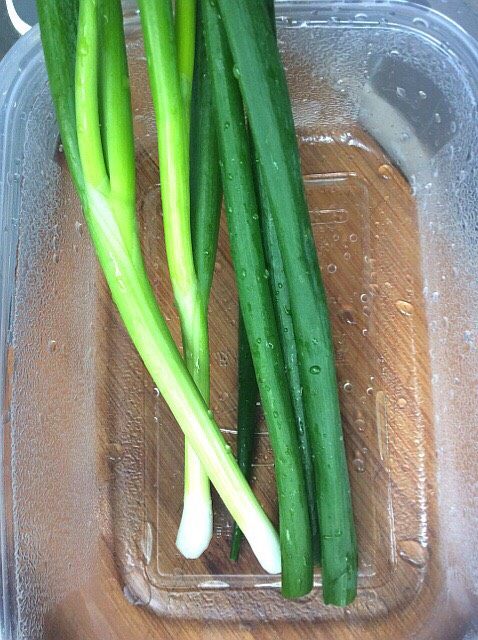 菌类料理+南瓜口蘑彩椒煎饼,<a style='color:red;display:inline-block;' href='/shicai/ 3232'>香葱</a>摘好洗净