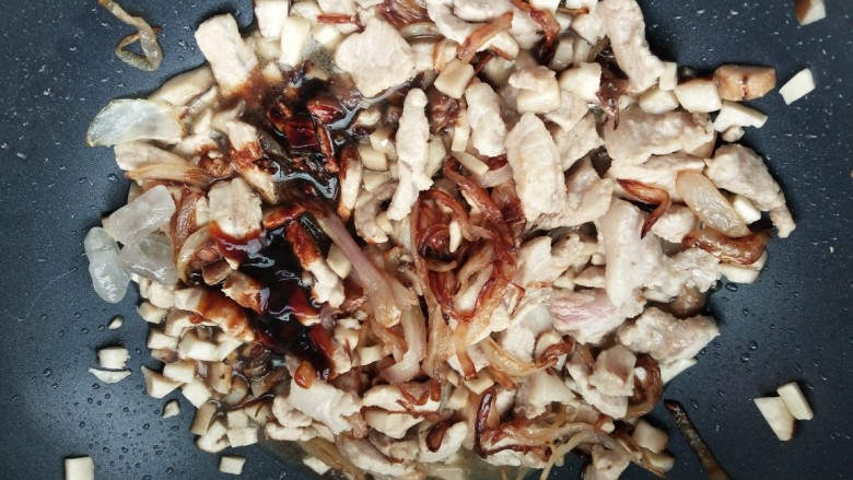 卤肉饭,放调料:冰糖,老抽,蒸鱼豉油,料酒,盐适量