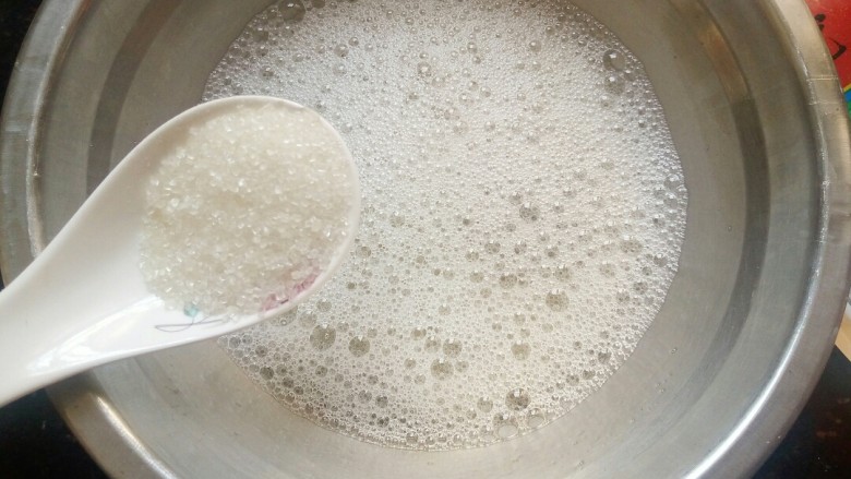 香葱肉松蛋糕,蛋清分离出来,在蛋清中放几滴醋或者柠檬汁,打发至鱼眼泡泡时加入第一次白糖。
