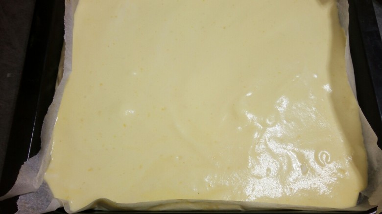 香葱肉松蛋糕,倒入烤盘中,震出大气泡