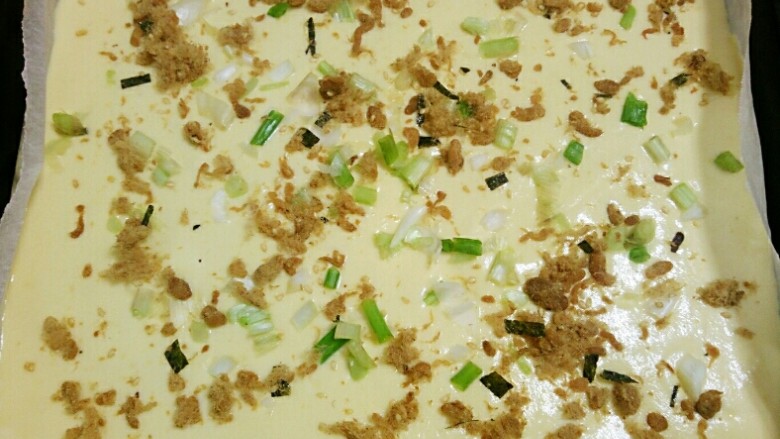 香葱肉松蛋糕,洒上<a style='color:red;display:inline-block;' href='/shicai/ 432'>肉松</a>