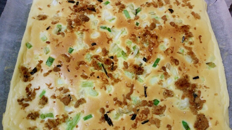 香葱肉松蛋糕,烤好后取出,趁热撕掉油纸,晾凉
