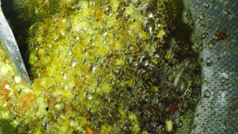 香辣牛蛙,将花椒放入锅中,炝炒一下、接着放入姜末、煸炒出香味