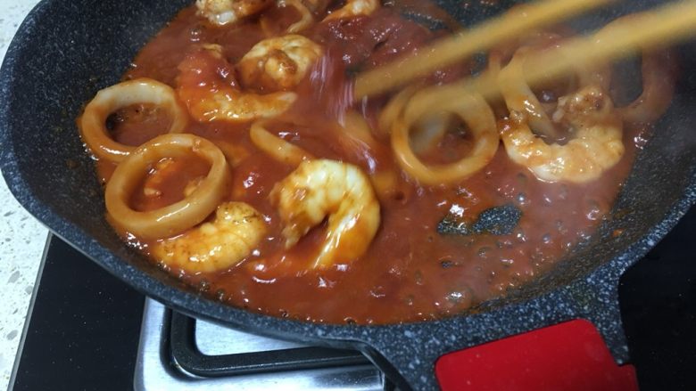 🍤番茄🍅意面🍝,倒入意大利面酱