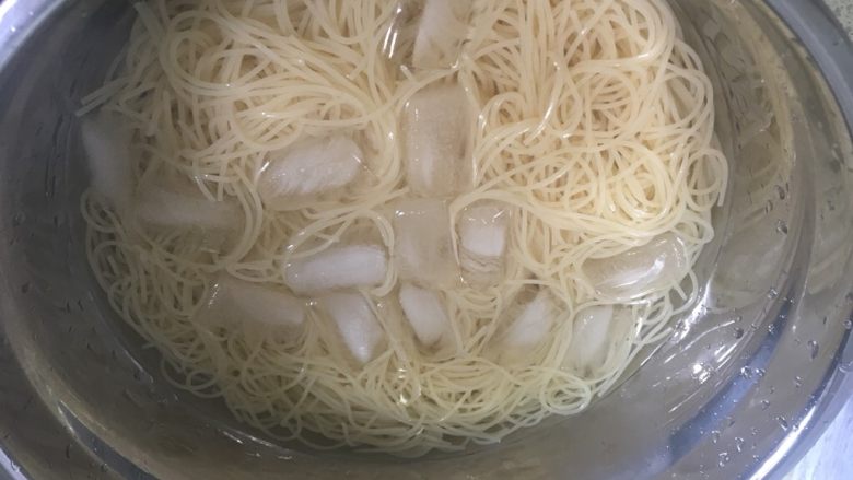 🍤番茄🍅意面🍝,捞起来放入有<a style='color:red;display:inline-block;' href='/shicai/ 12035'>冰块</a>的水中 
目的是为了让<a style='color:red;display:inline-block;' href='/shicai/ 5030'>意面</a>更有嚼劲