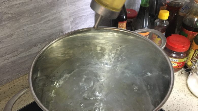 🍤番茄🍅意面🍝,水烧开,锅里倒油