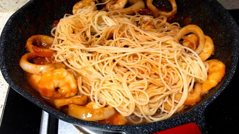 🍤番茄🍅意面🍝,到入意面,翻炒!让每一根面条都裹上酱汁