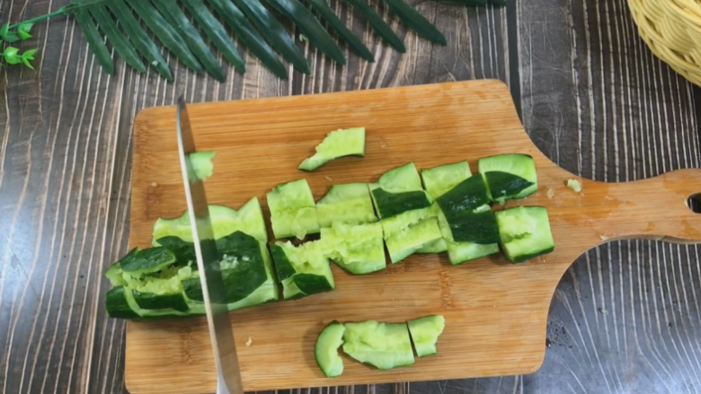 凉拌黄瓜,<a style='color:red;display:inline-block;' href='/shicai/ 54'>黄瓜</a>洗净 拍扁切块