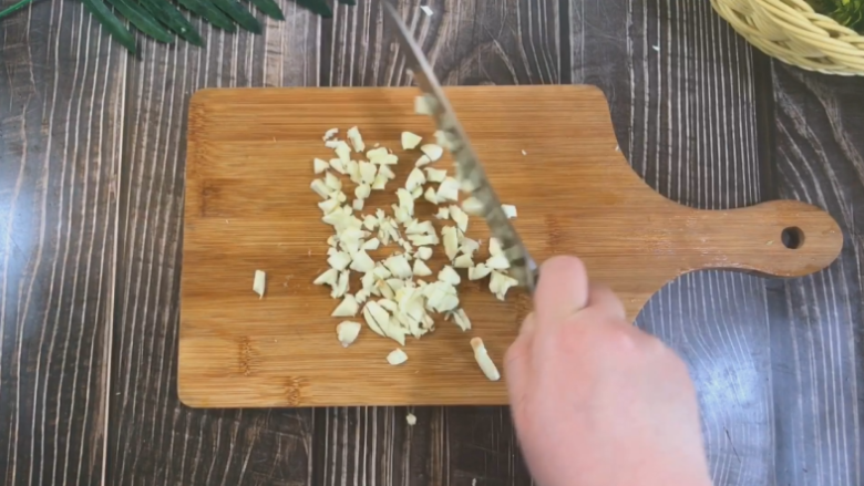 凉拌黄瓜,蒜末 切的越细越好