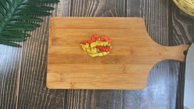 凉拌黄瓜,<a style='color:red;display:inline-block;' href='/shicai/ 703'>泡椒</a> <a style='color:red;display:inline-block;' href='/shicai/ 82'>小米椒</a>切碎