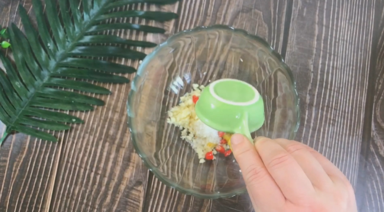 凉拌黄瓜,蒜末 辣椒末 盐 <a style='color:red;display:inline-block;' href='/shicai/ 10588'>糖</a>