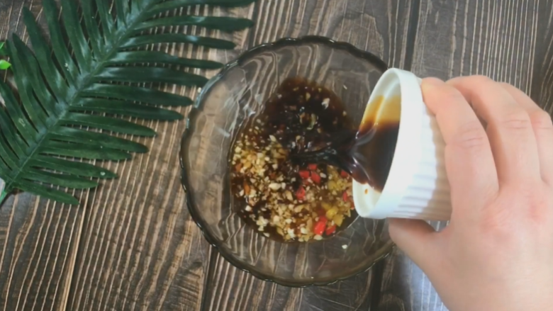 凉拌黄瓜,加入<a style='color:red;display:inline-block;' href='/shicai/ 788'>生抽</a>