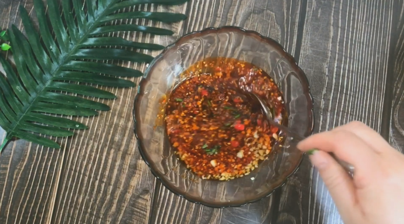 凉拌黄瓜,加入葱花调匀 将糖 盐 融化