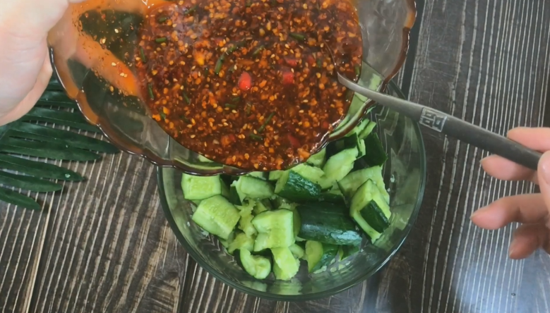 凉拌黄瓜,倒入黄瓜上