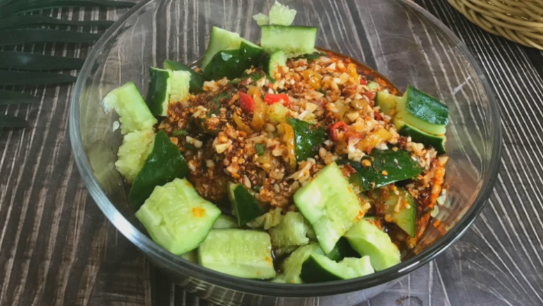 凉拌黄瓜,现在还不能吃 将它拌匀 😄