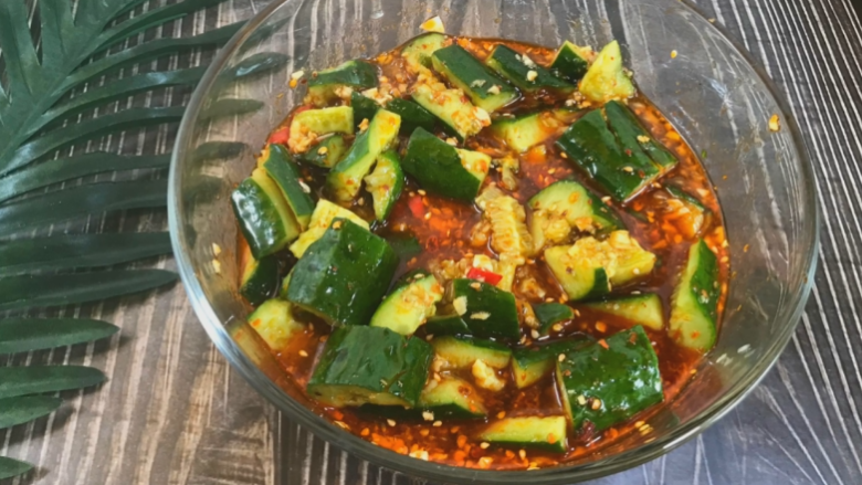 凉拌黄瓜,汁 就像这样 腌制15分钟再吃 口感更丰富