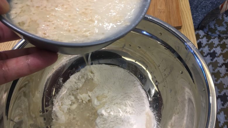 超正宗的必胜客披萨🍕做法,满满倒入和好的水,边和面边加水,以免太稀