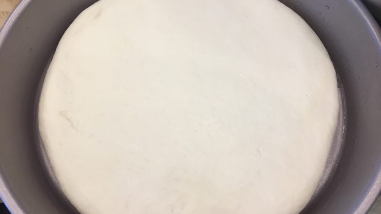 超正宗的必胜客披萨🍕做法,放入披萨盘,旁边留出空隙