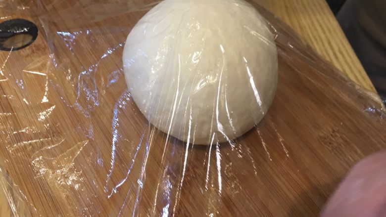 超正宗的必胜客披萨🍕做法,用保鲜膜盖上,静置五分钟