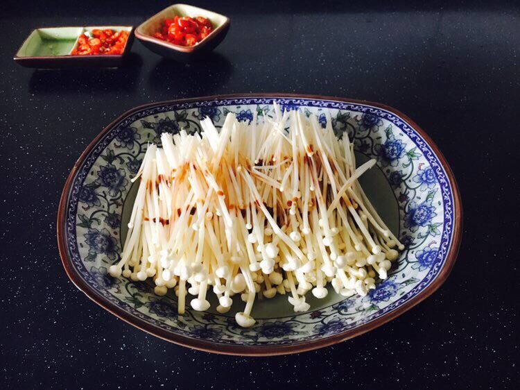 #菌类料理# 蒜蓉辣椒蒸金针菇,撒上少许盐,淋上少许<a style='color:red;display:inline-block;' href='/shicai/ 864'>蒸鱼豉油</a>。