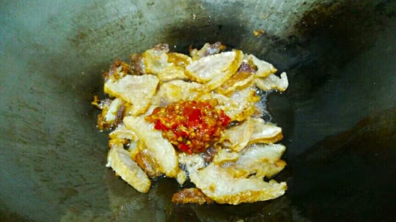 青椒炒坛子肉,放<a style='color:red;display:inline-block;' href='/shicai/ 705'>豆瓣酱</a>(自己做的 不是很红)