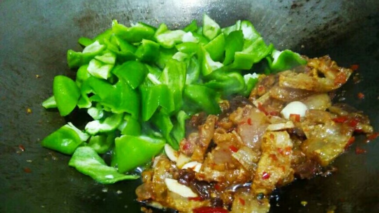 青椒炒坛子肉,将坛子肉刨到一边,放青椒。