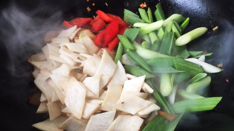 #菌类料理# 干锅杏鲍菇,放入煸炒过的杏鲍菇,红色彩椒,蒜苗。