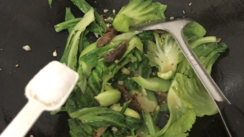 四川辣肠芥菜芯,加入一匙盐翻炒