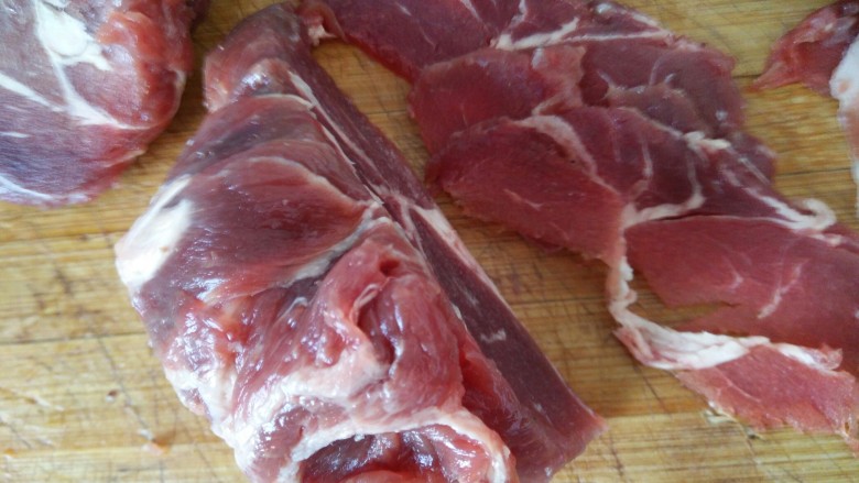水煮牛肉,我们准备好一块<a style='color:red;display:inline-block;' href='/shicai/ 216'>牛肉</a>,然后把它切成薄片