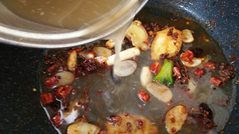 水煮牛肉,倒入高汤,我倒的排骨汤