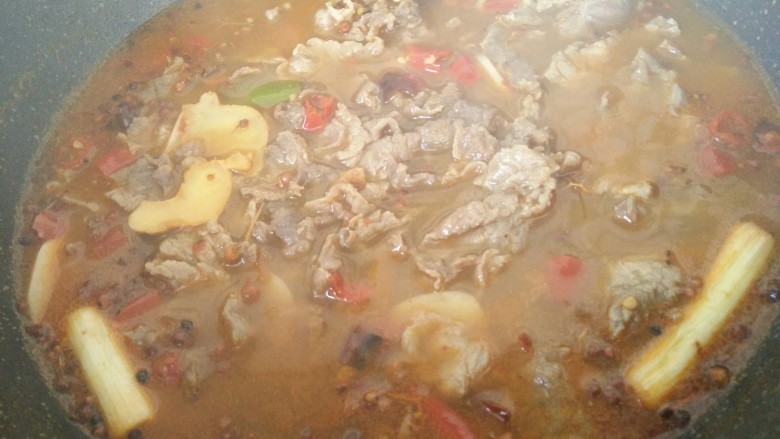 水煮牛肉,然后煮成牛肉,变成很紧实发白的样子,就说明熟了