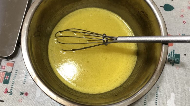 香橙戚风蛋糕,先准备好所有食材
1、橙子洗净后,用去皮屑刮刀取表面橙皮,一定不要白色部分,苦的。
2、榨好的橙汁,过滤一下,取70g。
3、低粉两次过筛。
4、蛋清和蛋白分离,蛋白放冰箱冷藏备用。
5、橙汁和<a style='color:red;display:inline-block;' href='/shicai/ 846'>色拉油</a>倒入容器里,用手动打蛋器搅拌均匀,进行乳化。