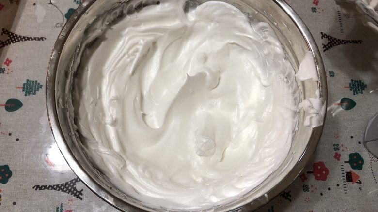 香橙戚风蛋糕,开始预热烤箱。温度设置170度。
蛋白滴几滴<a style='color:red;display:inline-block;' href='/shicai/ 919'>柠檬汁</a>,分三次加糖,中速打至干性发泡状态,提起打蛋头冒小尖。