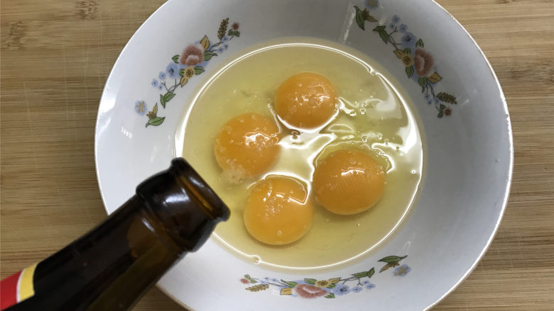 银鱼炒蛋,加入料酒。
