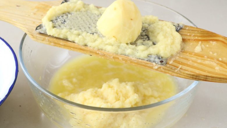 土豆素丸子,用研磨器磨成土豆泥;