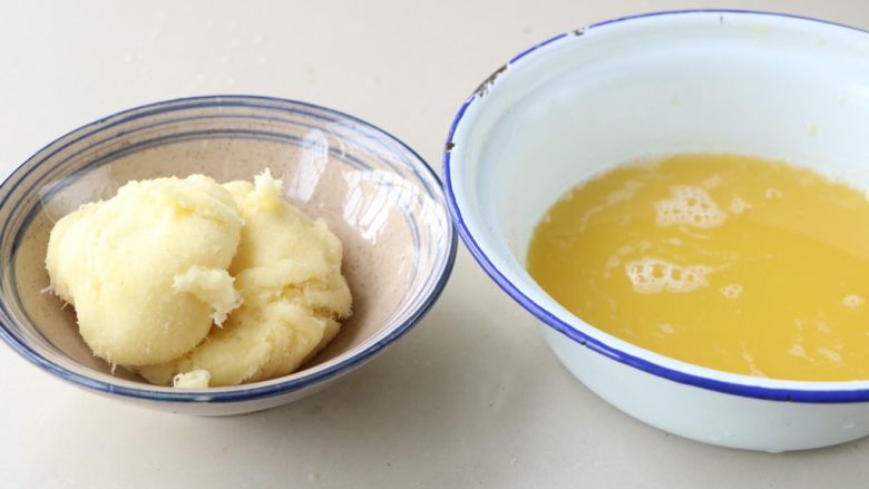 土豆素丸子,分离好的土豆泥,水不要倒掉;