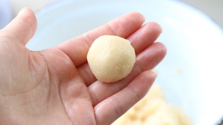 土豆素丸子,取15可土豆泥,轻轻搓成圆形;