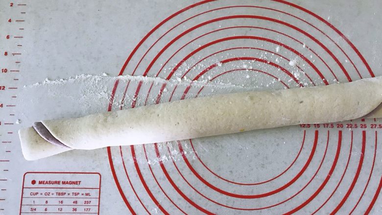 双色馒头,餐桌上最合格的主食,卷起来。