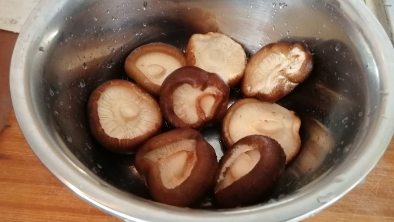 耗油香菇炸豆腐,<a style='color:red;display:inline-block;' href='/shicai/ 230'>香菇</a>洗净去根(要多洗几遍)