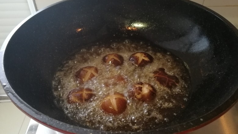 耗油香菇炸豆腐,接着炸香菇(如图)