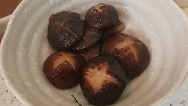耗油香菇炸豆腐,香菇炸2分钟就可以