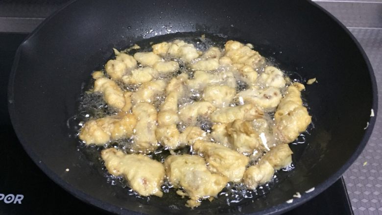 糖醋里脊,锅中倒油,五分热,下里脊炸,中小火