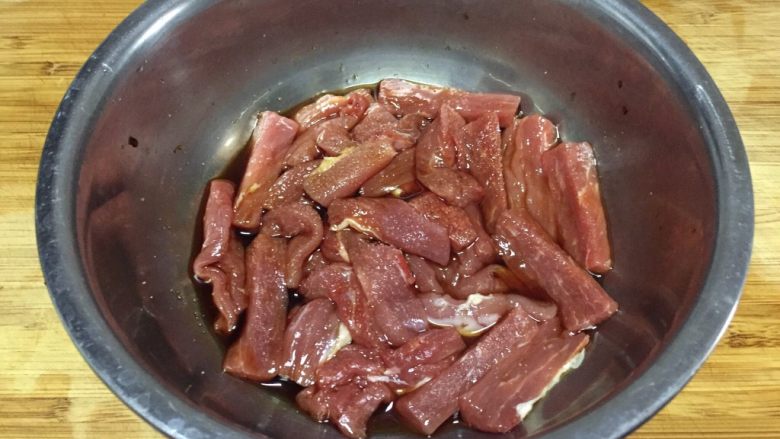 糖醋里脊,里脊切条,加味极鲜和<a style='color:red;display:inline-block;' href='/shicai/ 718'>料酒</a>腌制15分钟